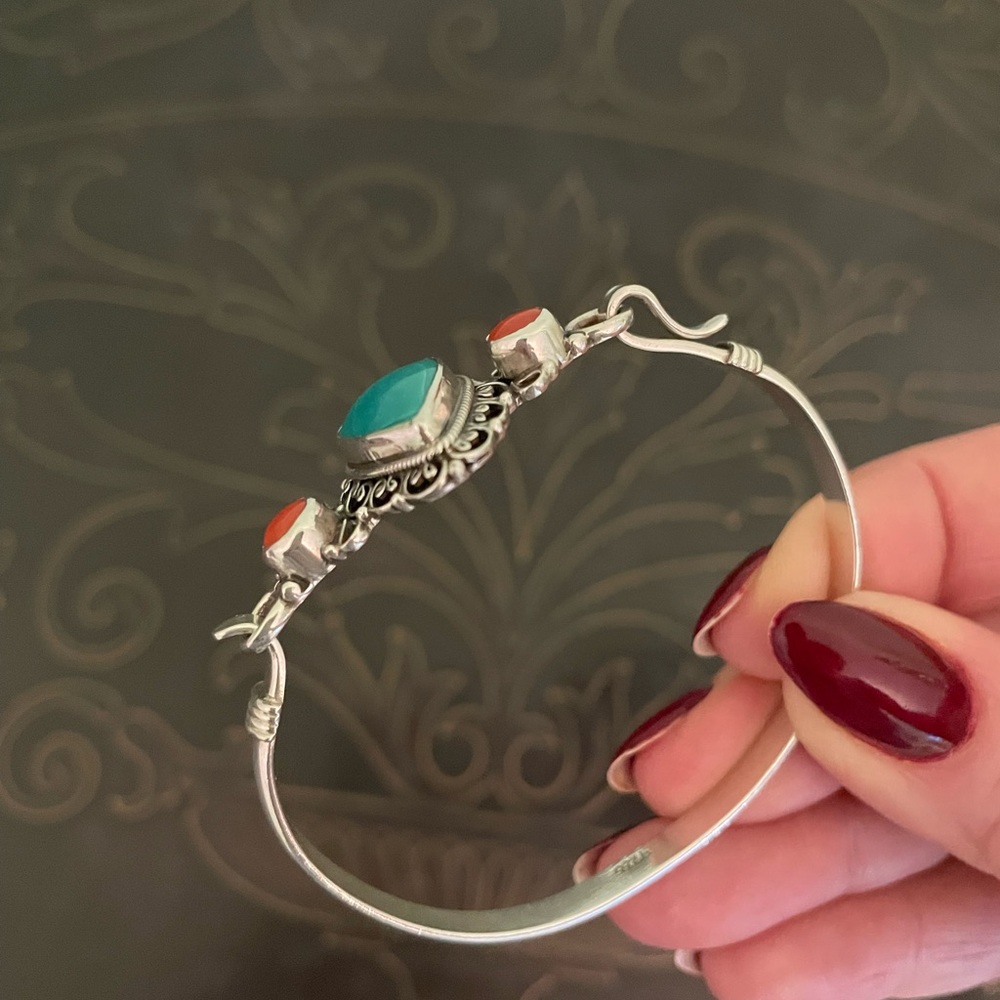 GREEN AGATE & CORAL Bangle. - Picture 3 of 5